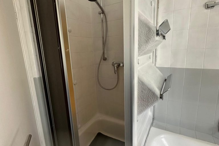 Ferienwohnung Hof Schöneck: Bad mit Dusche Ferienhaus Ferienwohnung Hof Schöneck Mosel Mittelrhein Koblenz Rüdesheim