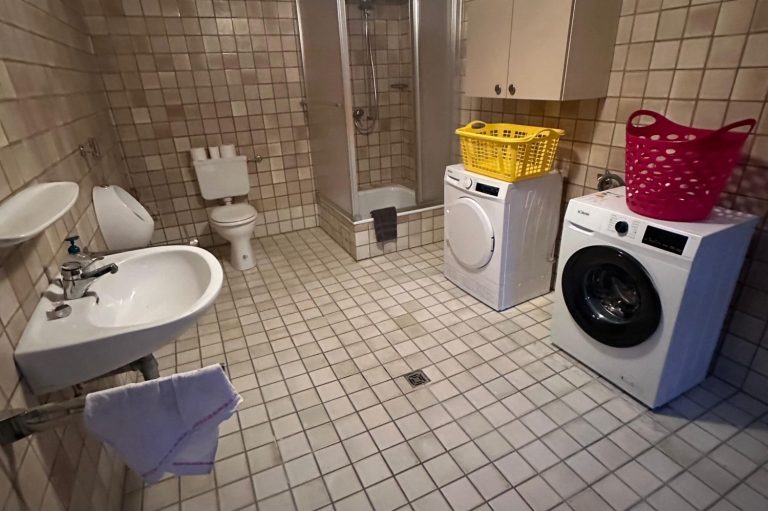 Ferienwohnung Hof Schöneck: 2. Bad mit WaMa, Trockner Ferienhaus Ferienwohnung Hof Schöneck Mosel Mittelrhein Sankt Goar Boppard