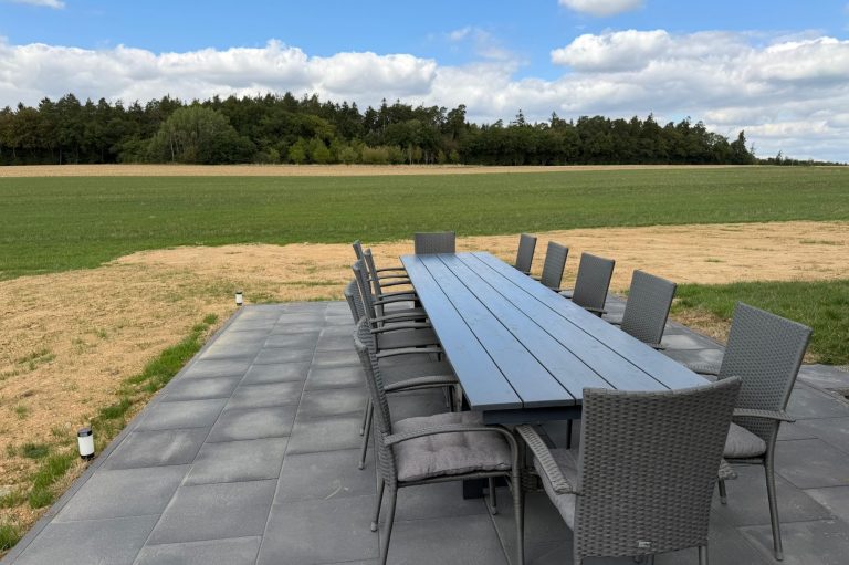 Hof Schöneck: Terrase an Weide & Wald Ferienhaus Ferienwohnung Hof Schöneck Mosel Mittelrhein Koblenz Cochem